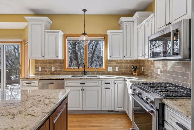 1467 Pond Wynde N, Eagan, MN 55122