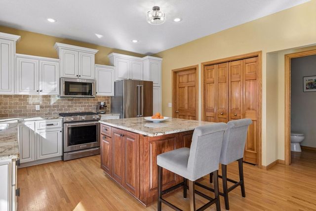 1467 Pond Wynde N, Eagan, MN 55122
