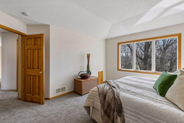 1467 Pond Wynde N, Eagan, MN 55122