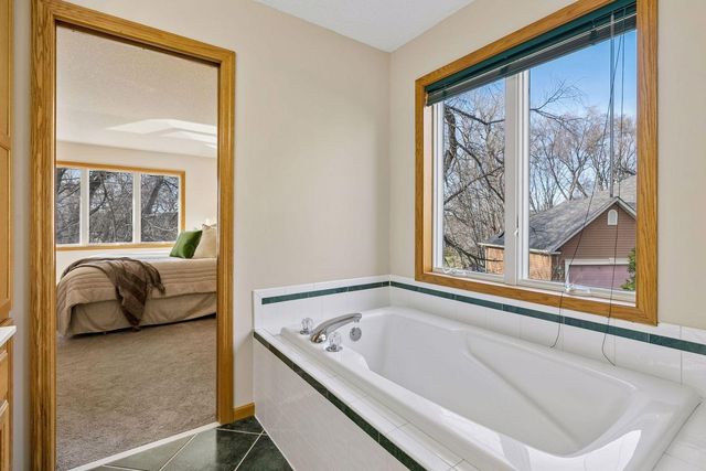 1467 Pond Wynde N, Eagan, MN 55122