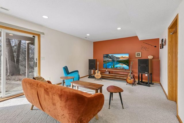 1467 Pond Wynde N, Eagan, MN 55122