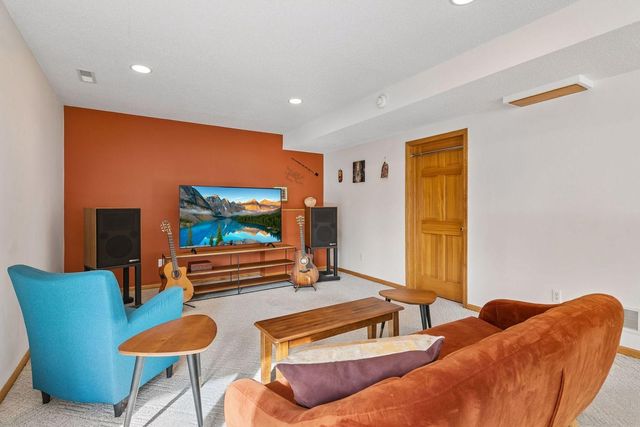 1467 Pond Wynde N, Eagan, MN 55122