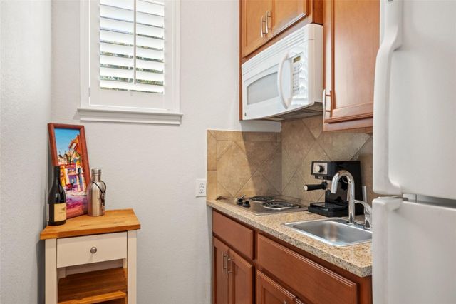 121 Feritti DR, Lakeway, TX 78734