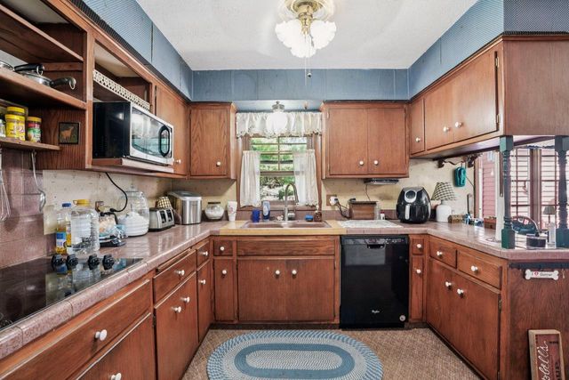 34994 Delafield ROAD, Oconomowoc, WI 53066