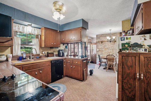 34994 Delafield ROAD, Oconomowoc, WI 53066