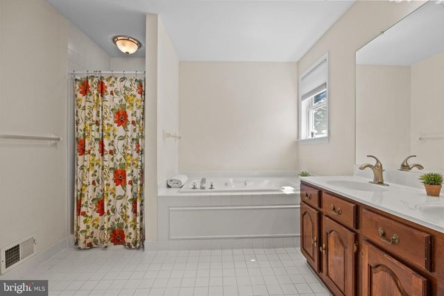 275 W SANDY RIDGE RD, Doylestown, PA 18901
