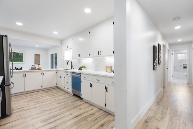 4072 4072 Oak Hill Rd, Oakland, CA 94605