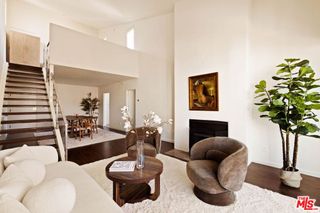 725 S Barrington Avenue 301, Los Angeles, CA 90049