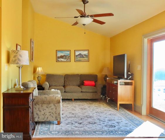 65 CLARK LN, Washington, VA 22747