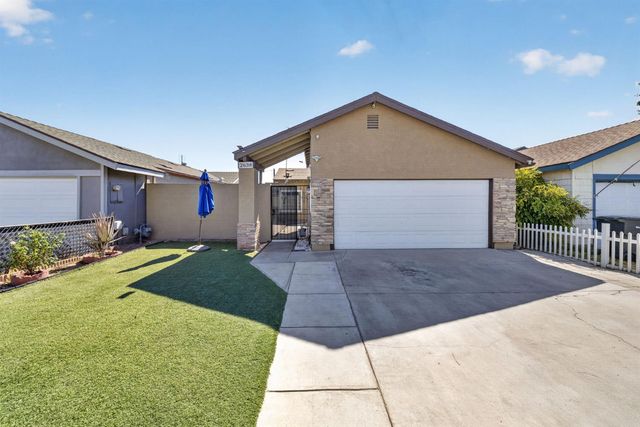 2638 N Selland Avenue, Fresno, CA 93722