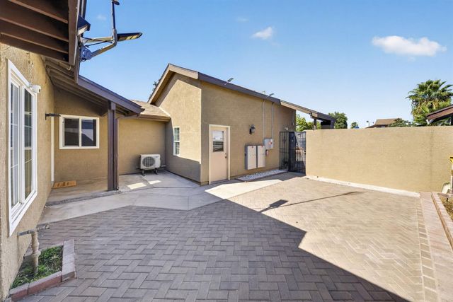 2638 N Selland Avenue, Fresno, CA 93722