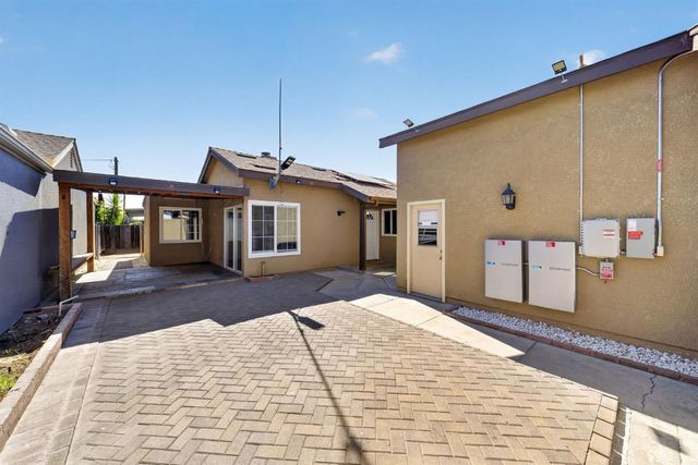 2638 N Selland Avenue, Fresno, CA 93722