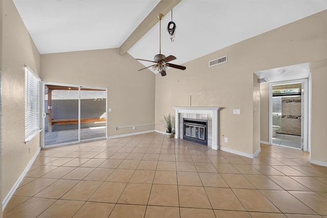 2638 N Selland Avenue, Fresno, CA 93722