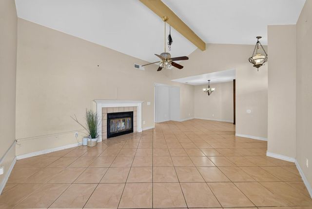 2638 N Selland Avenue, Fresno, CA 93722