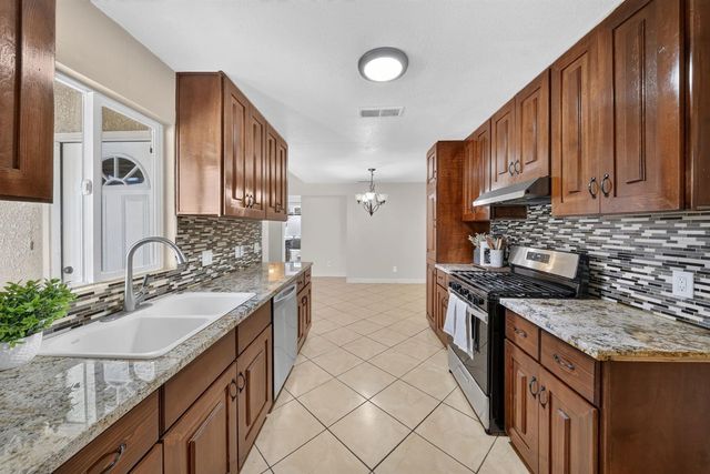 2638 N Selland Avenue, Fresno, CA 93722