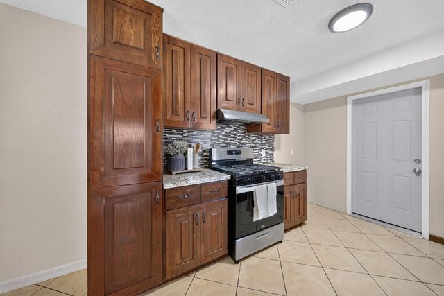 2638 N Selland Avenue, Fresno, CA 93722