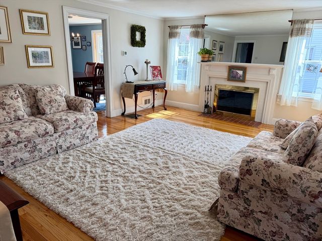 18 Circle Dr, Framingham, MA 01702