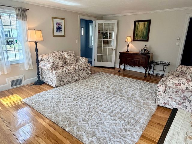 18 Circle Dr, Framingham, MA 01702