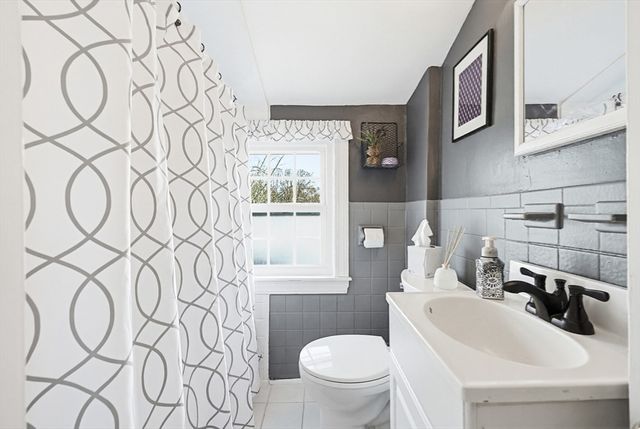 18 Circle Dr, Framingham, MA 01702