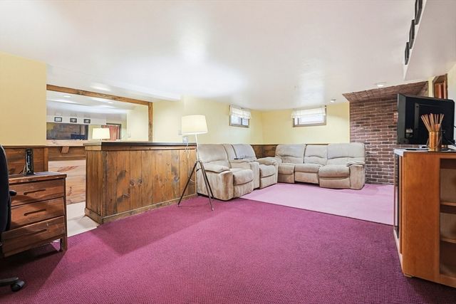 18 Circle Dr, Framingham, MA 01702