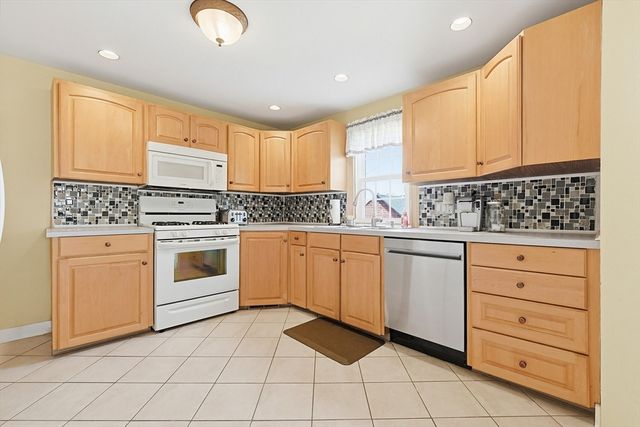 18 Circle Dr, Framingham, MA 01702