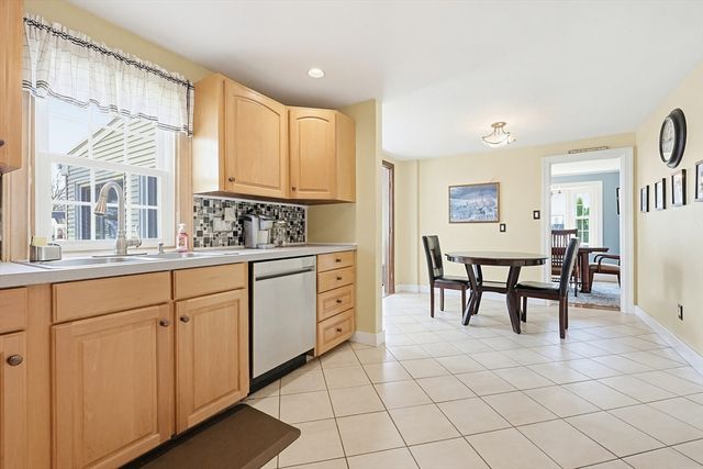 18 Circle Dr, Framingham, MA 01702