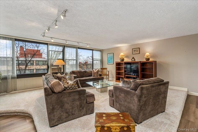 7-24 166th Street 8C, Beechhurst, NY 11357