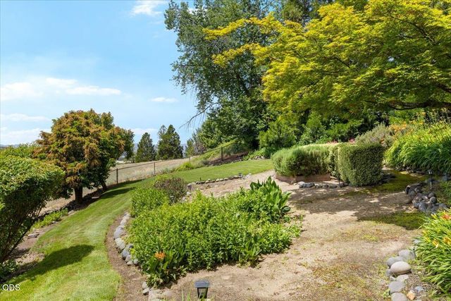 3752 Devils Garden Road, Medford, OR 97504