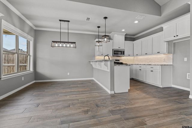 332 Kingdom Blvd, Lindale, TX 75771