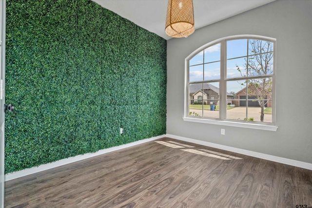 332 Kingdom Blvd, Lindale, TX 75771