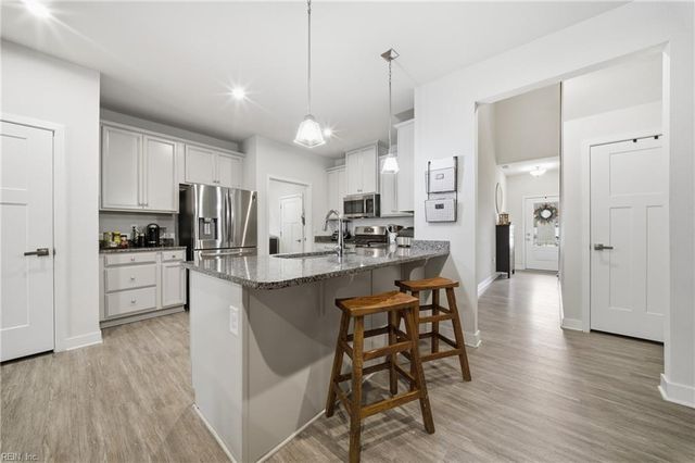 1617 Catbird LN, Chesapeake, VA 23323