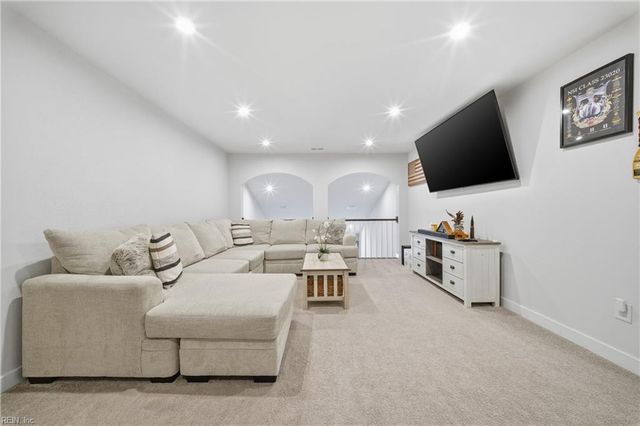 1617 Catbird LN, Chesapeake, VA 23323