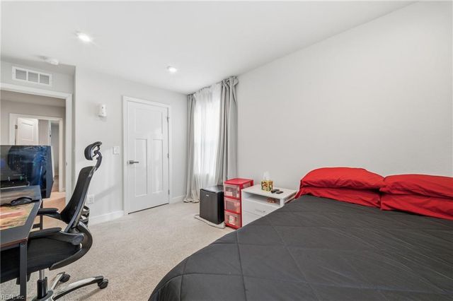 1617 Catbird LN, Chesapeake, VA 23323