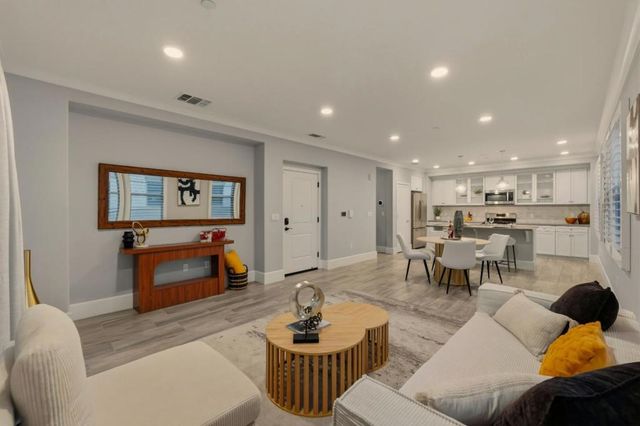 1057 Foxglove Place 202, San Jose, CA 95131