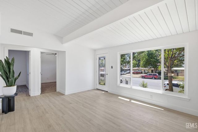 2805 Haley Street, Bakersfield, CA 93305