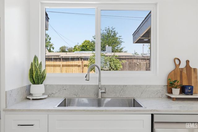 2805 Haley Street, Bakersfield, CA 93305