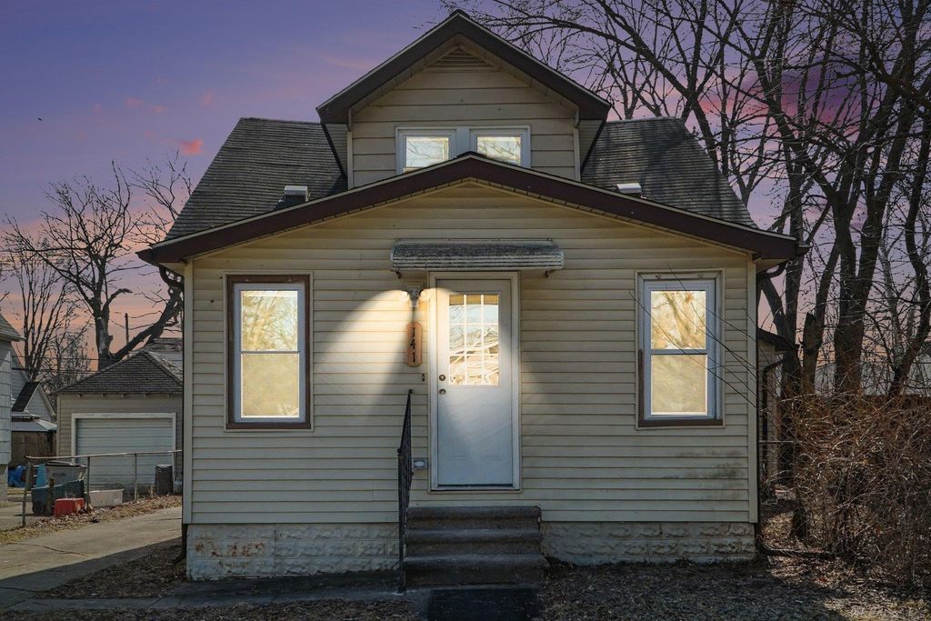 141 W Harry Avenue, Hazel Park, MI 48030