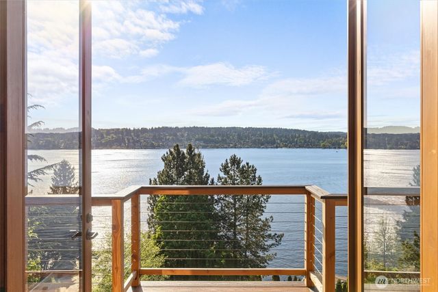 5970 NE Arrowhead Drive, Kenmore, WA 98028