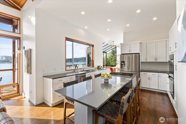 5970 NE Arrowhead Drive, Kenmore, WA 98028