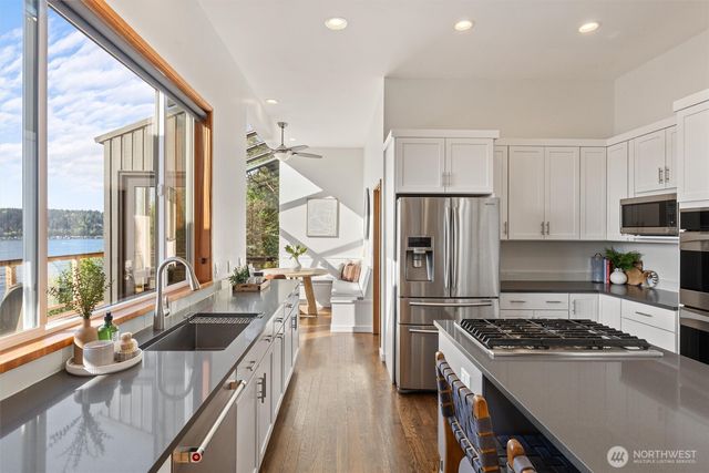 5970 NE Arrowhead Drive, Kenmore, WA 98028