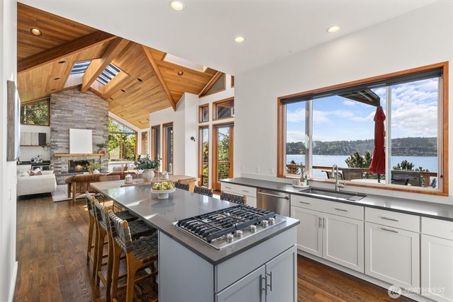 5970 NE Arrowhead Drive, Kenmore, WA 98028