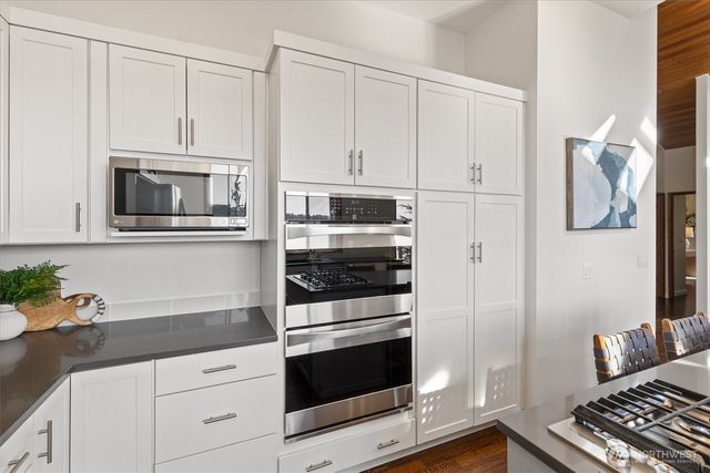 5970 NE Arrowhead Drive, Kenmore, WA 98028