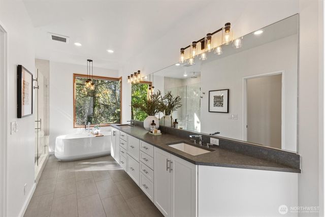 5970 NE Arrowhead Drive, Kenmore, WA 98028
