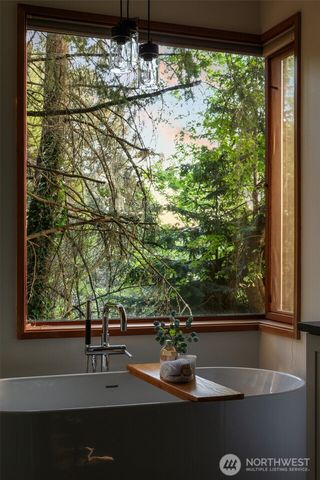 5970 NE Arrowhead Drive, Kenmore, WA 98028