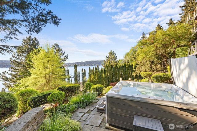 5970 NE Arrowhead Drive, Kenmore, WA 98028