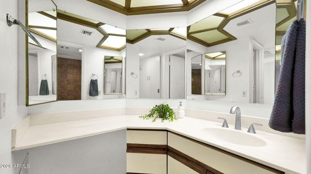 7557 N DREAMY DRAW Drive 206, Phoenix, AZ 85020