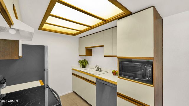 7557 N DREAMY DRAW Drive 206, Phoenix, AZ 85020