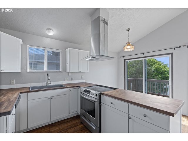 1754 Ne 13TH St, Lincoln City, OR 97367