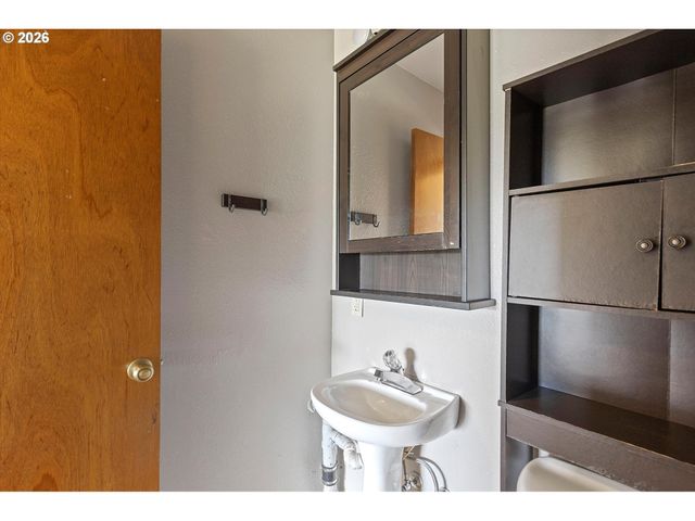 1754 Ne 13TH St, Lincoln City, OR 97367