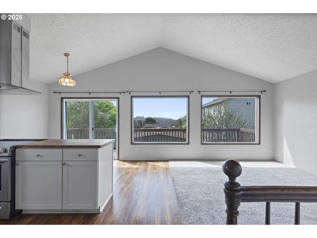 1754 Ne 13TH St, Lincoln City, OR 97367